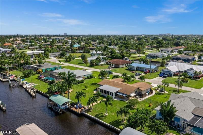2 bedroom SingleFamilyResidence at 425 Pinecrest Ct, Cape Coral, Cape Coral — photo 4