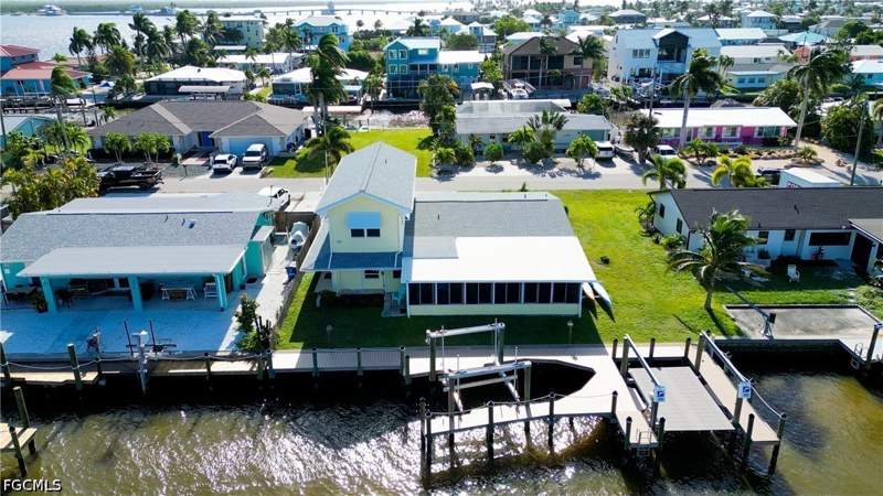 3 bedroom SingleFamilyResidence at 2756 Velma St, Matlacha, Matlacha — photo 5