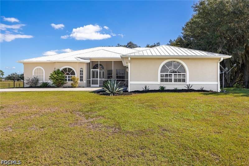 5 bedroom SingleFamilyResidence at 1352 Cemetery Rd, Old Fort Denaud, Labelle — photo 2