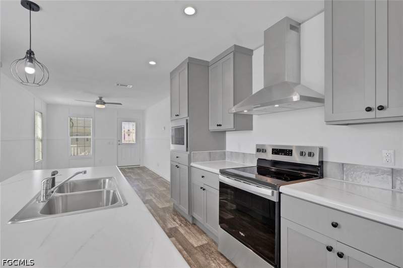 3 bedroom ManufacturedHome at 79 Birch Blvd, Plantation Estates Mobile Home, Fort Myers — photo 2