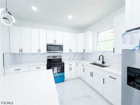 529 Knapp St, Lehigh Acres FL - photo 11 of 40