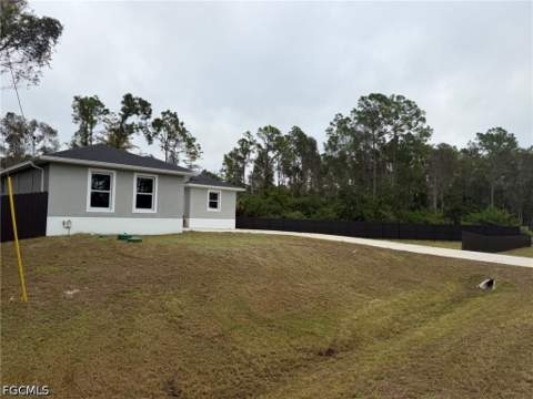 529 Knapp St, Lehigh Acres FL - photo 7 of 40
