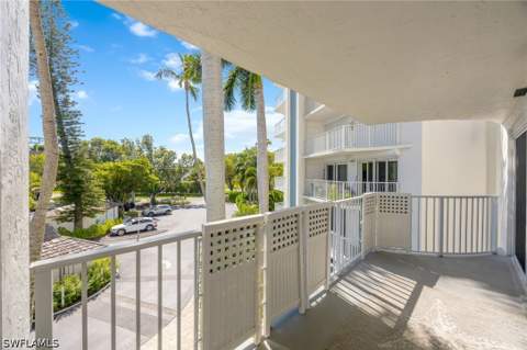 1300 Gulf Shore Blvd N 307, Naples FL - photo 6 of 21