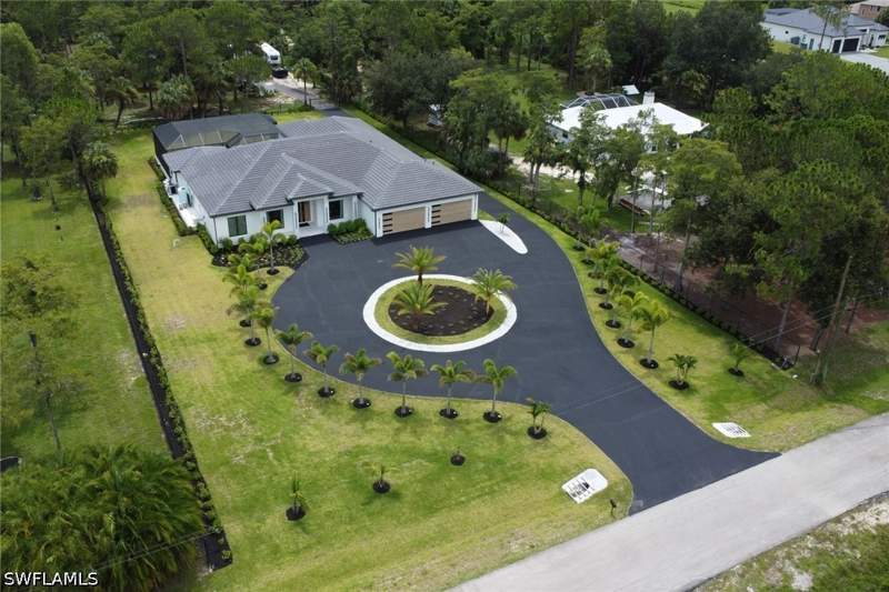 5 bedroom SingleFamilyResidence at 634 19th St SW, Golden Gate Estates, Naples — photo 2