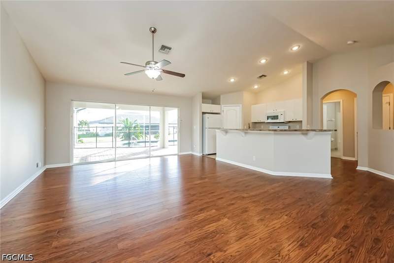 3 bedroom SingleFamilyResidence at 504 SW 28th Ter, Cape Coral, Cape Coral — photo 3