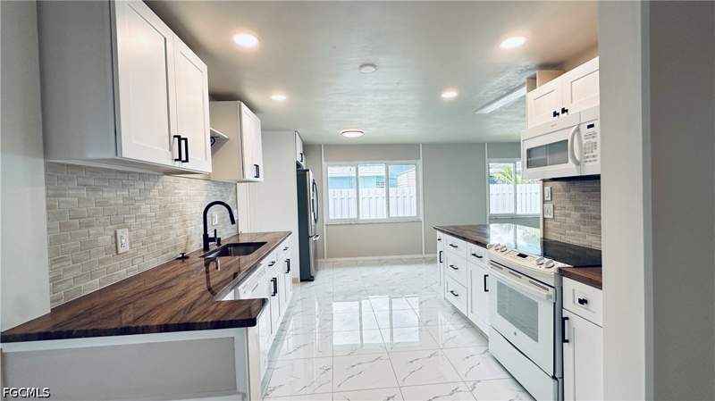 3 bedroom SingleFamilyResidence at 1407 NE 5th Ln, Cape Coral, Cape Coral — photo 2