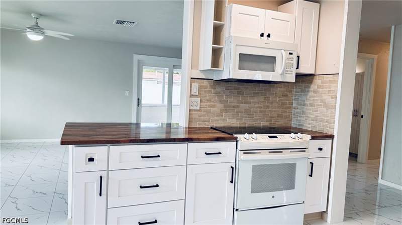 3 bedroom SingleFamilyResidence at 1407 NE 5th Ln, Cape Coral, Cape Coral — photo 3