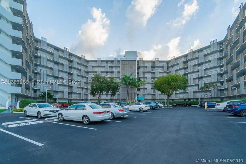 1 bedroom Condominium at 3401 N Country Club Dr 406, Ensenada Condo, Aventura — photo 3