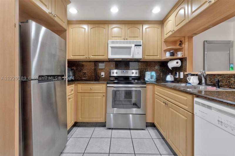 1 bedroom Condominium at 3401 N Country Club Dr 406, Ensenada Condo, Aventura — photo 4