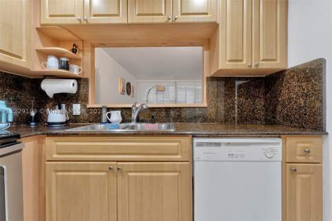 3401 N Country Club Dr 406, Aventura FL - photo 9 of 37