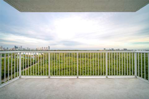 15051 Royal Oaks Ln 1203, North Miami FL - photo 12 of 33
