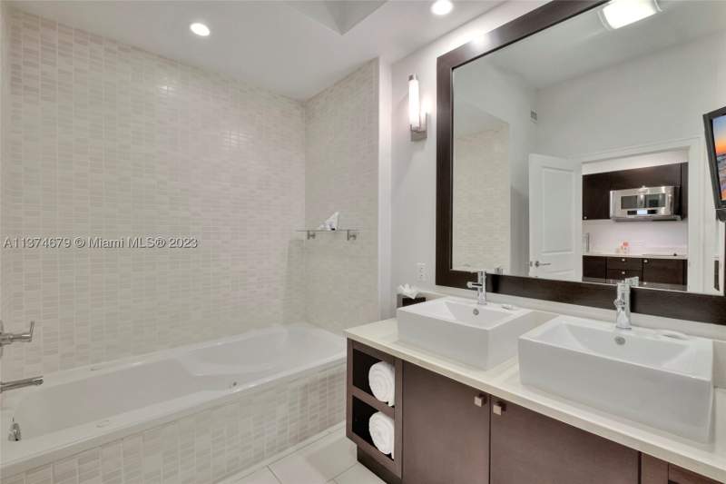 1 bedroom Condominium at 5300 NW 87th Ave 606, The Blue A Resort Hotel C, Doral — photo 4