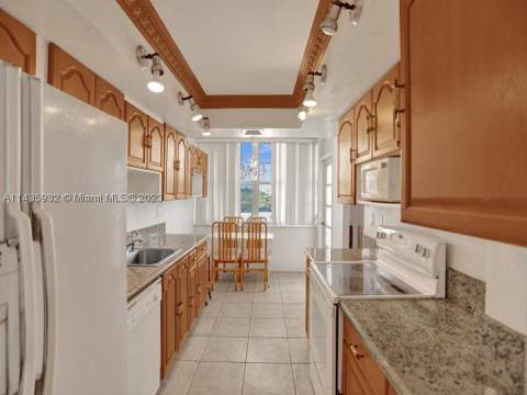 18051 Biscayne Blvd 304, Aventura FL - photo 9 of 55