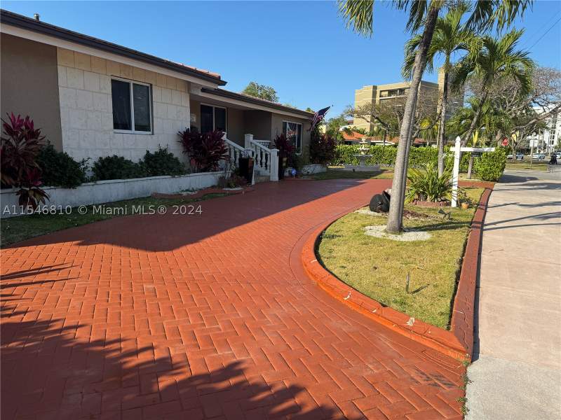 3 bedroom SingleFamilyResidence at 206 Ponce De Leon Blvd, Coral Gables Flagler St S, Coral Gables — photo 2