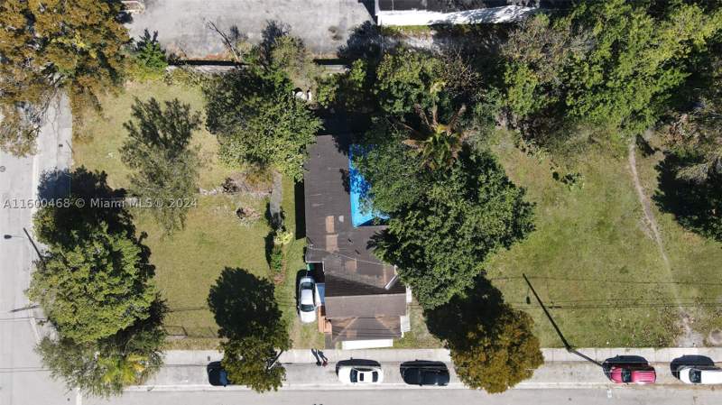 5 bedroom SingleFamilyResidence at 3373 Thomas Ave, De Hedouvilles Sub, Miami — photo 3