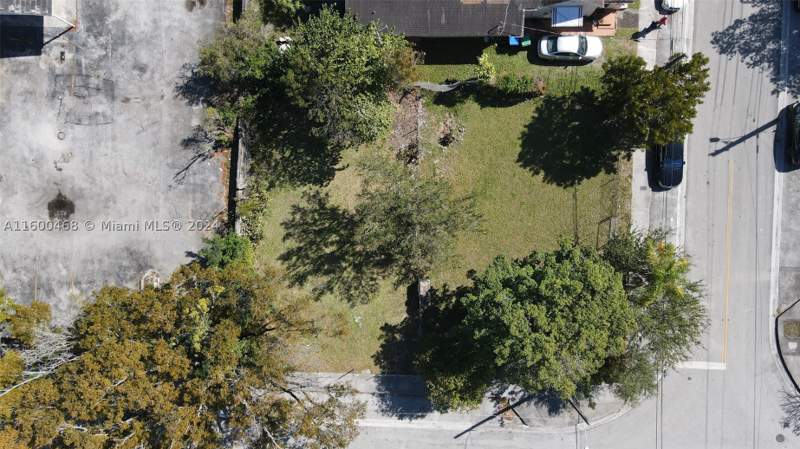 5 bedroom SingleFamilyResidence at 3373 Thomas Ave, De Hedouvilles Sub, Miami — photo 5
