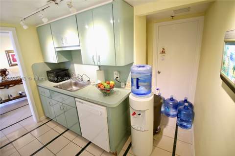900 Bay Dr 319, Miami Beach FL - photo 6 of 34