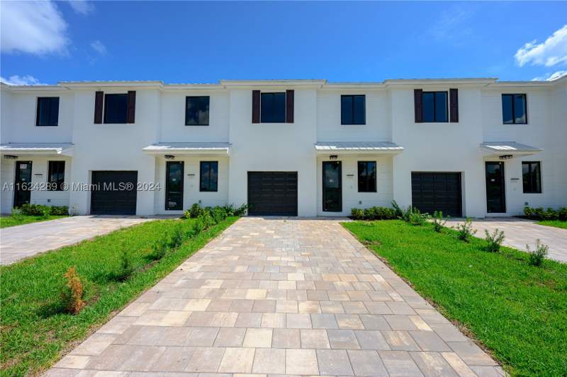 3 bedroom Townhouse at 848 SW 1st St, Palm Ave Heights, Florida City — photo 3