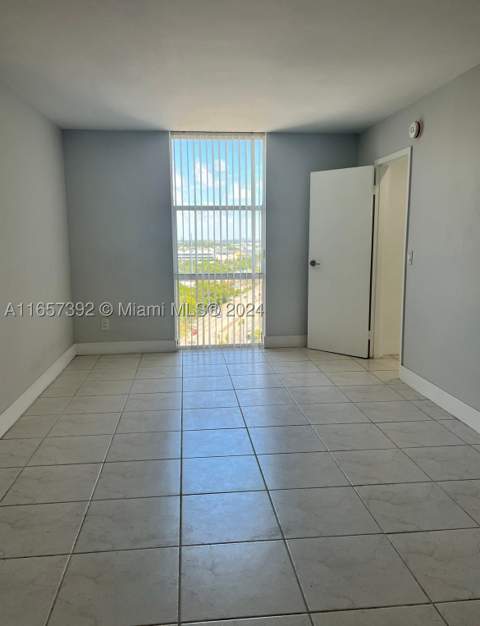 13499 Biscayne Blvd 1405, North Miami FL - photo 8 of 18