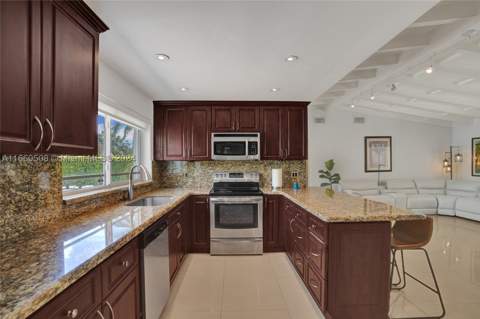 1910 N Hibiscus Dr, North Miami FL - photo 13 of 51