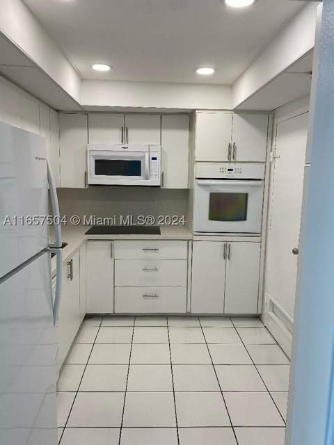400 Kings Point Dr 328, Sunny Isles Beach FL - photo 17 of 25