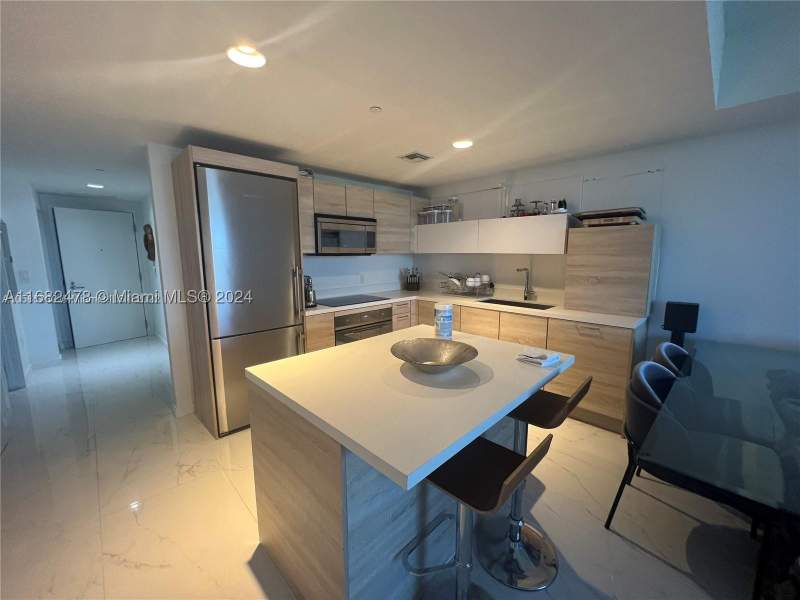 1 bedroom Condominium at 16385 Biscayne Blvd 2020, The Harbour South Condo, North Miami Beach — photo 2