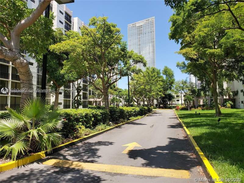 1 bedroom Condominium at 17021 N Bay Rd 412-Iv, Plaza Of Americas Condo P, Sunny Isles Beach — photo 5