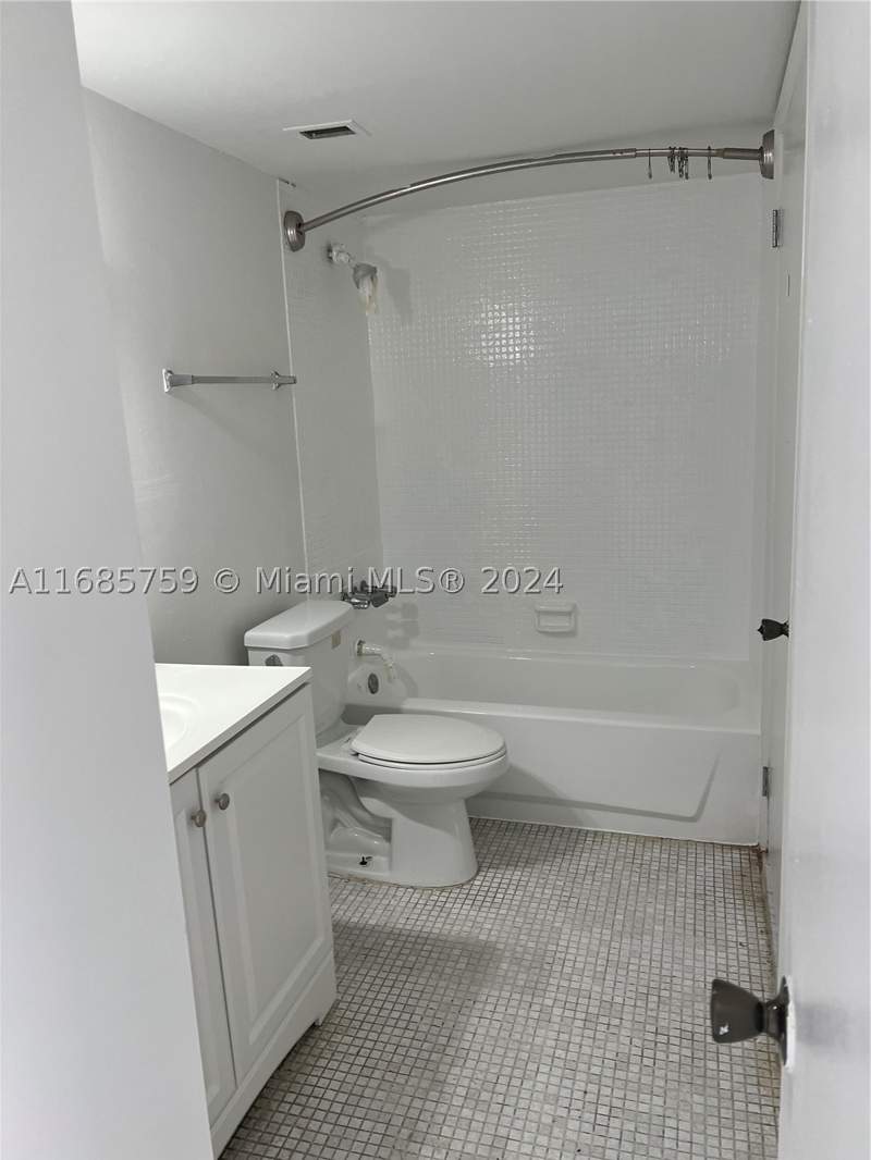 1 bedroom Condominium at 498 NW 165th St Rd D-607, Montecarlo Condo, Miami — photo 4