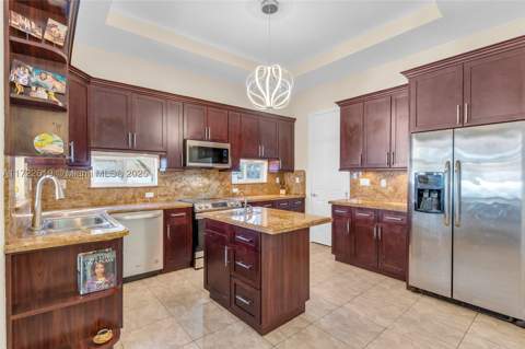 8135 NW 164th Ter, Miami Lakes FL - photo 16 of 52
