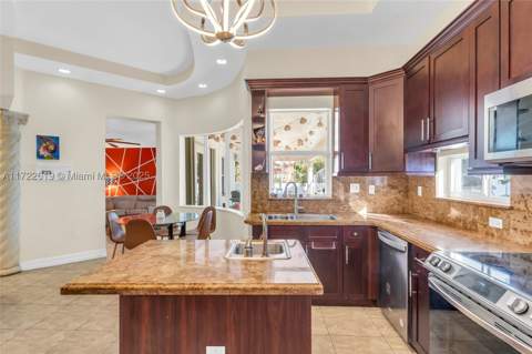 8135 NW 164th Ter, Miami Lakes FL - photo 18 of 52