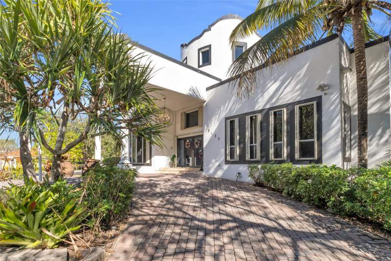 5 bedroom SingleFamilyResidence at 8135 NW 164th Ter, 3rd Addn To Royal Oaks, Miami Lakes — photo 2