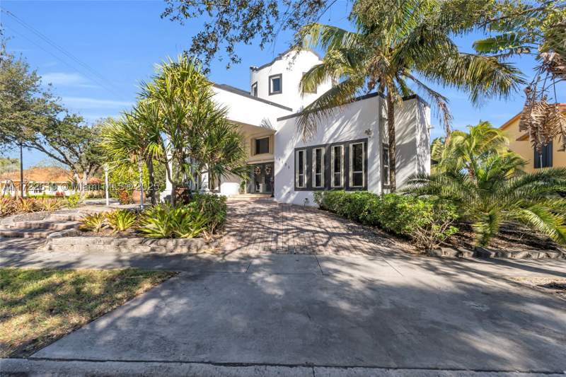 5 bedroom SingleFamilyResidence at 8135 NW 164th Ter, 3rd Addn To Royal Oaks, Miami Lakes — photo 3