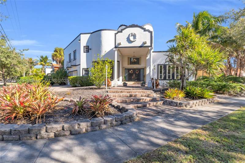 5 bedroom SingleFamilyResidence at 8135 NW 164th Ter, 3rd Addn To Royal Oaks, Miami Lakes — photo 4