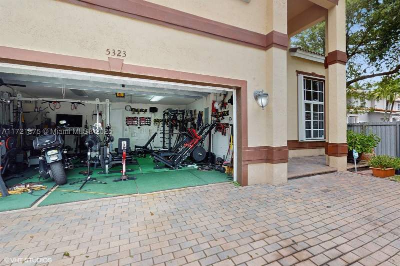 4 bedroom SingleFamilyResidence at 5323 NW 109th Ct, The Reserve At Doral, Doral — photo 4