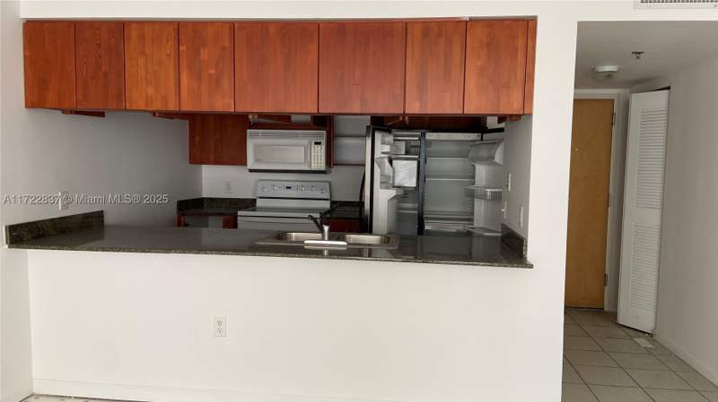 1 bedroom Condominium at 1200 Brickell Bay Dr 2007, The Club At Brickell Bay, Miami — photo 2