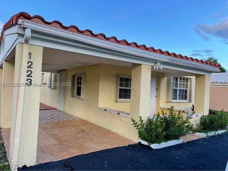 2 bedroom SingleFamilyResidence at 1223 NE 181st St, Fulford By The Sea Rev Pl, North Miami Beach — photo 2