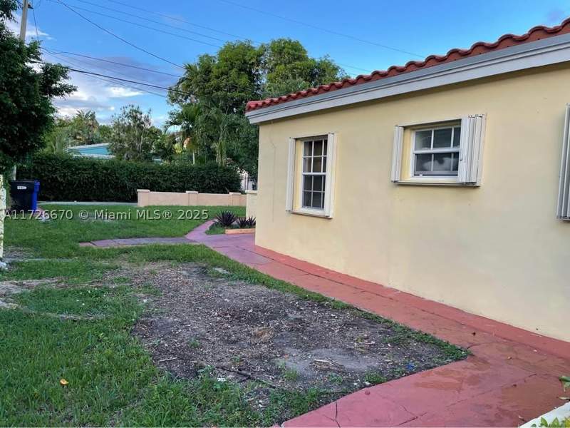 2 bedroom SingleFamilyResidence at 1223 NE 181st St, Fulford By The Sea Rev Pl, North Miami Beach — photo 4