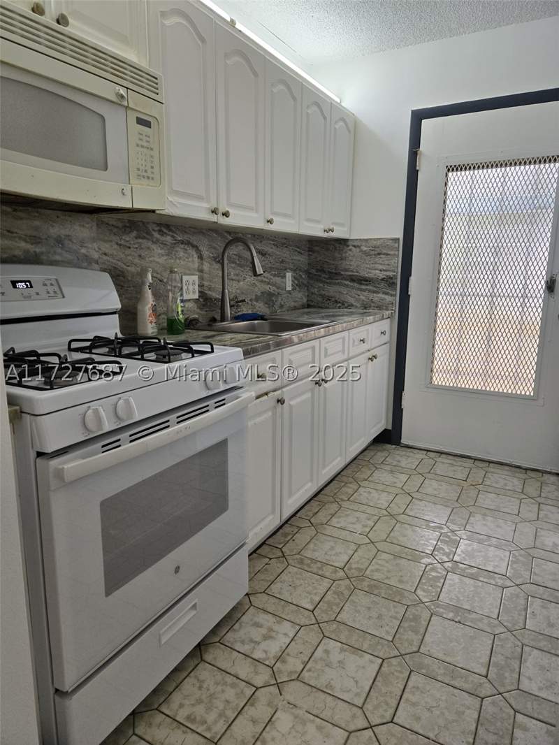 2 bedroom Condominium at 160 NE 203rd Ter 18, Ro-Mont South Condo E, Miami Gardens — photo 2