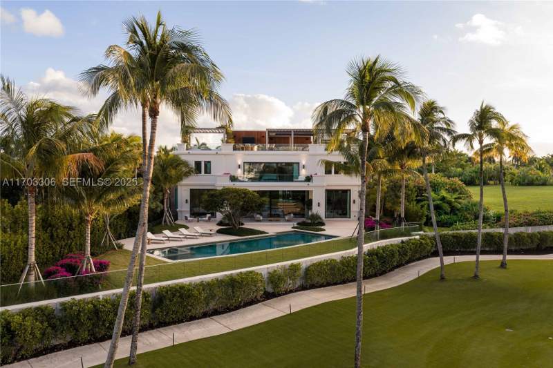 7 bedroom SingleFamilyResidence at 1006 Links Drive, Lindisfarne On Fisher Isl, Miami Beach — photo 5