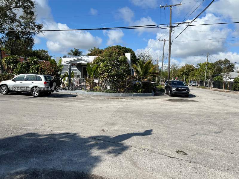 3 bedroom SingleFamilyResidence at 6730 NE Miami Pl, Pramar Sub, Miami — photo 2