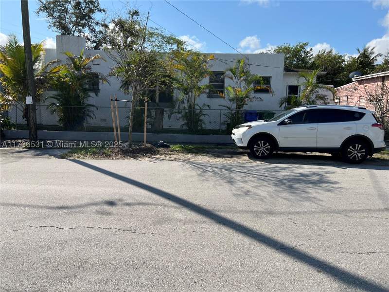 3 bedroom SingleFamilyResidence at 6730 NE Miami Pl, Pramar Sub, Miami — photo 3