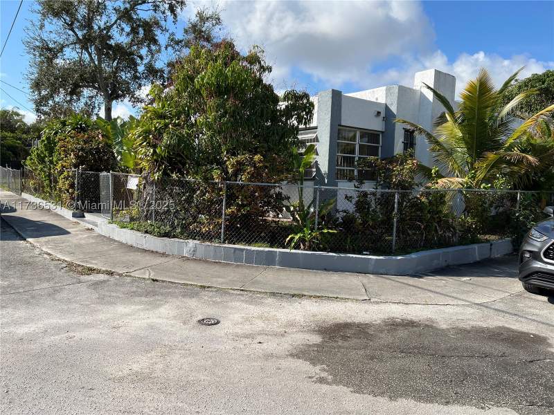 3 bedroom SingleFamilyResidence at 6730 NE Miami Pl, Pramar Sub, Miami — photo 4