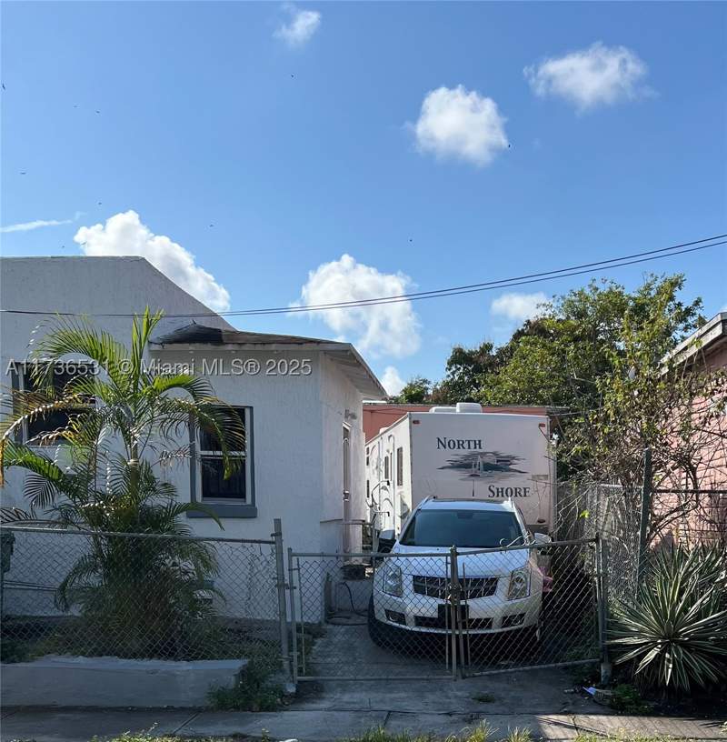 3 bedroom SingleFamilyResidence at 6730 NE Miami Pl, Pramar Sub, Miami — photo 5