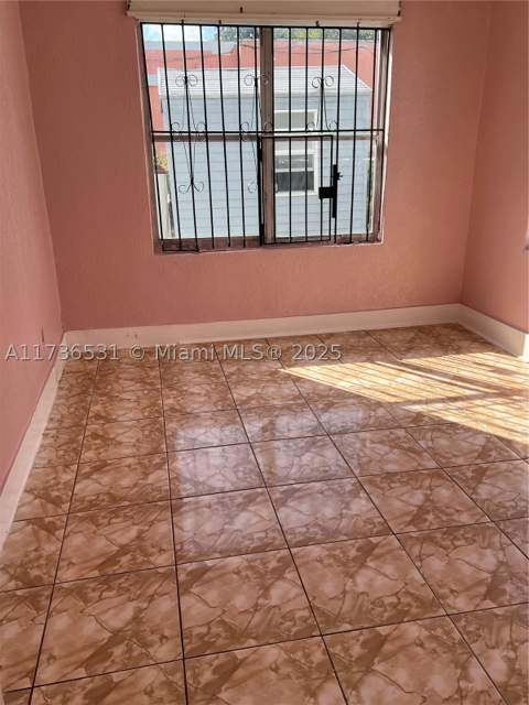 6730 NE Miami Pl, Miami FL - photo 9 of 17