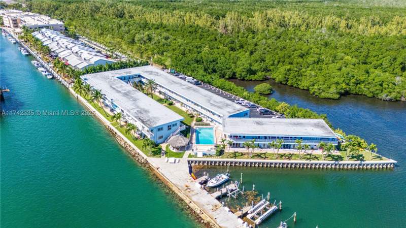 1 bedroom StockCooperative at 2700 NE 135th St 32, Fairmont House Inc - Co-O, North Miami — photo 2