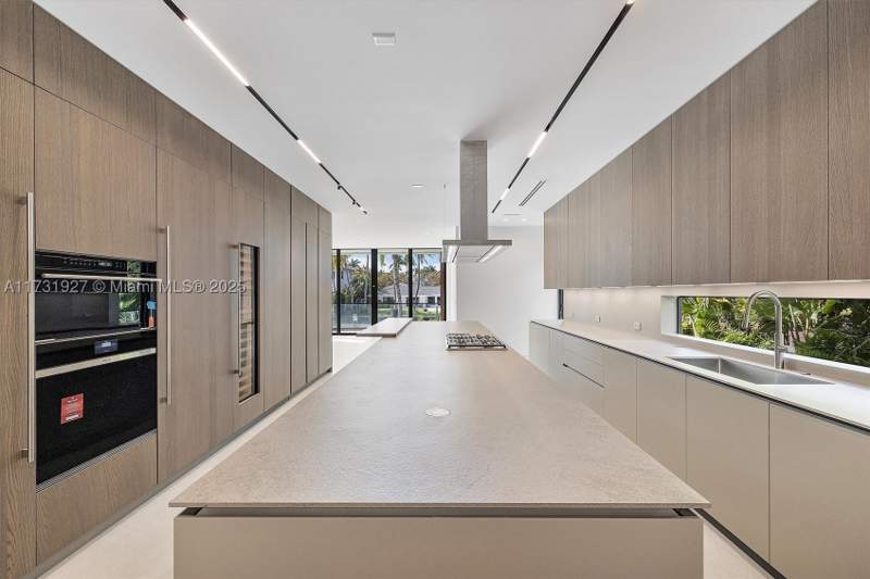 6 bedroom SingleFamilyResidence at 960 Mariner Dr, Cape Fla Sub Sec 2, Key Biscayne — photo 3