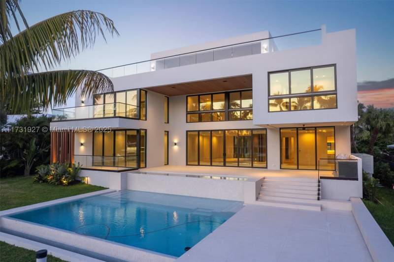 6 bedroom SingleFamilyResidence at 960 Mariner Dr, Cape Fla Sub Sec 2, Key Biscayne — photo 4