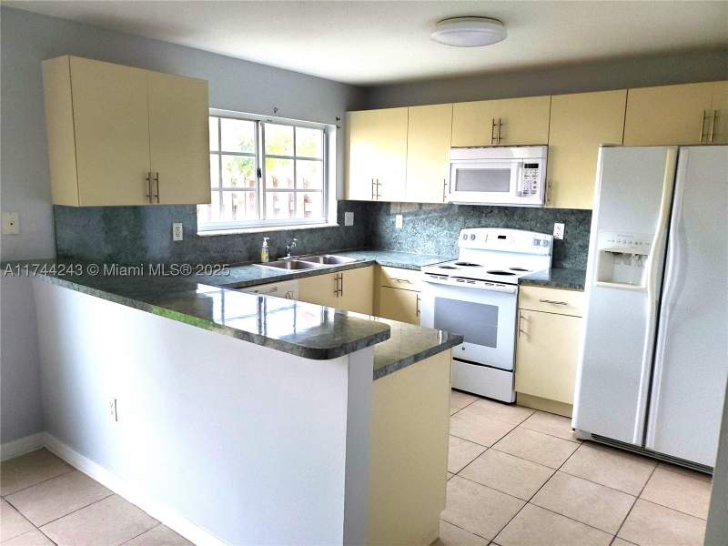 3 bedroom Townhouse at 14122 SW 260th St 103, Cedars Woods Homes Condo, Homestead — photo 2