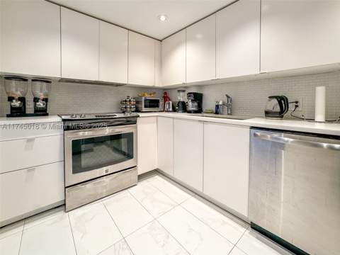 100 Bayview Dr 721, Sunny Isles Beach FL - photo 7 of 33
