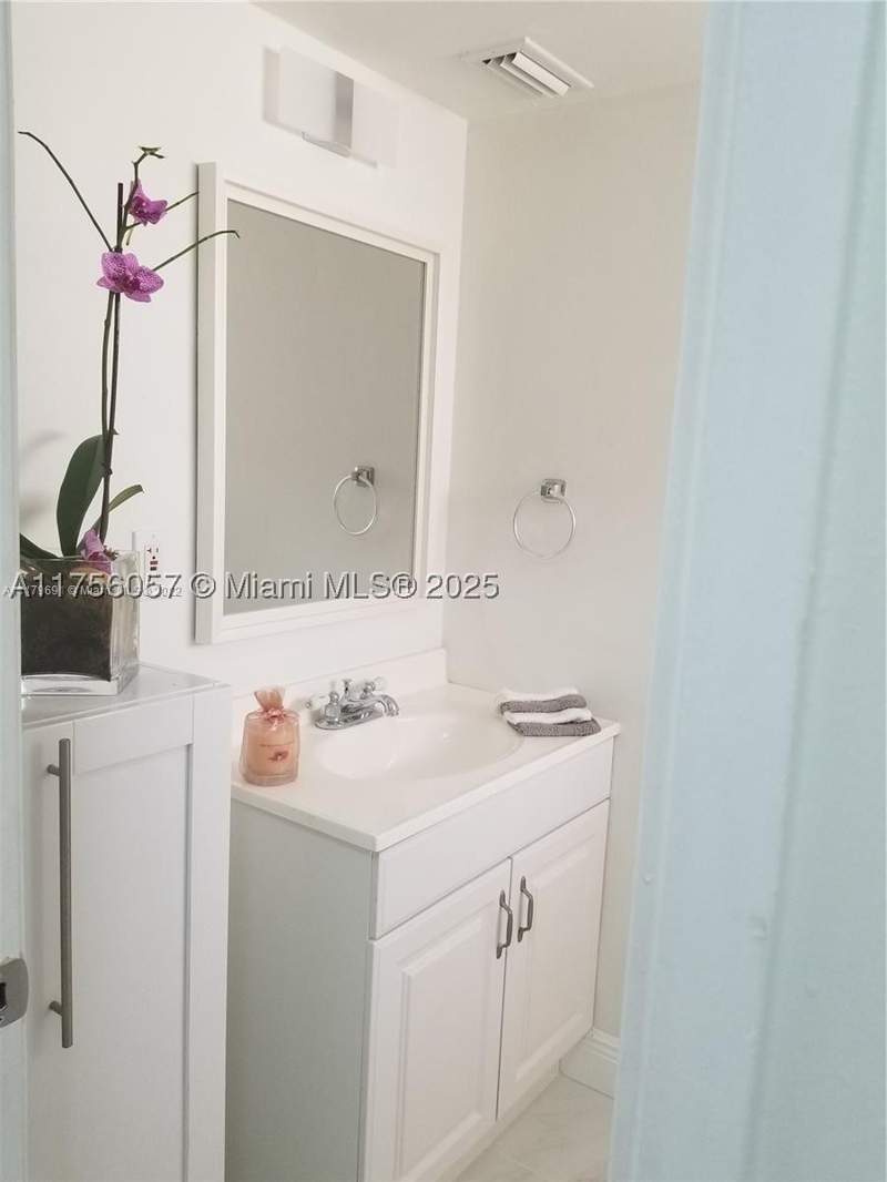 1 bedroom Condominium at 1670 NE 191st St 404-3, Jade Winds Group Allamand, Miami — photo 5